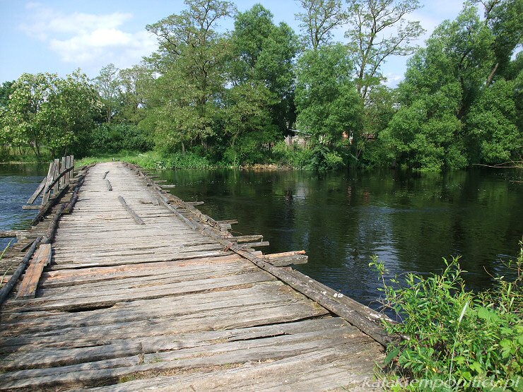Drewniany mostek w Bobrownikach, spływ kajakowy Pilicą